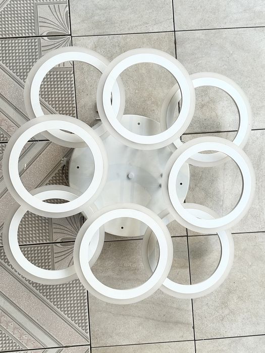 Продам люстру белую