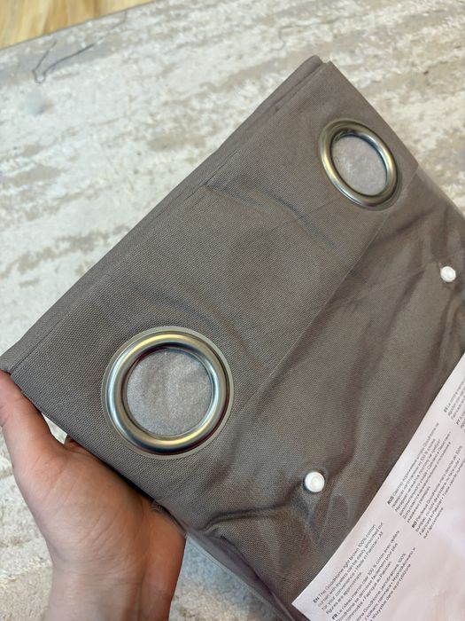 2 perdele, noi, încă împachetate