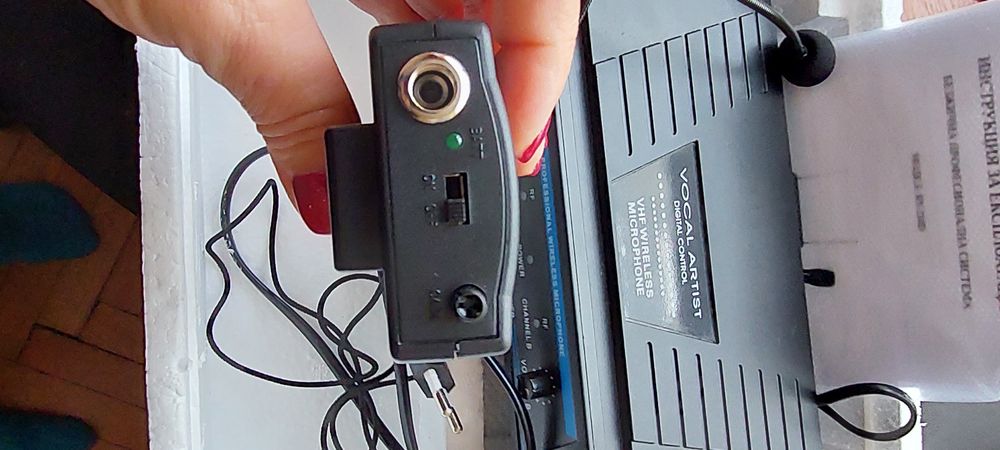 Комплект безжични микрофони с приемник за любителски партита.