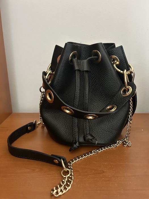 Кожена чанта със златни детайли