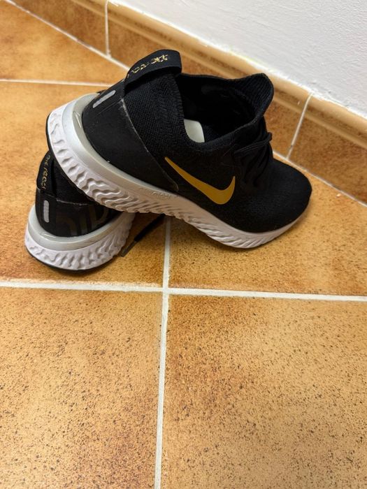 Adidași Nike negri