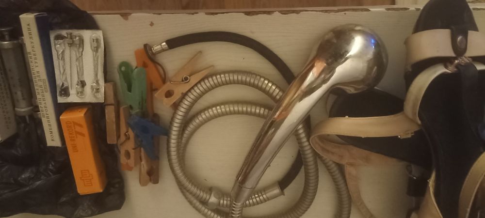 Шампунь Avon новый, шланг и лейка для душа б/у.