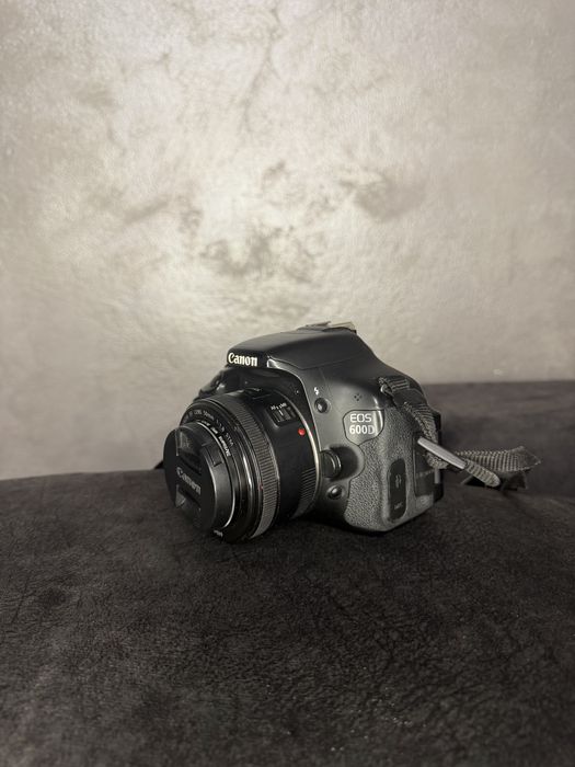 Canon 600D + obiectiv 50 mm + obiectiv mare cadou.
