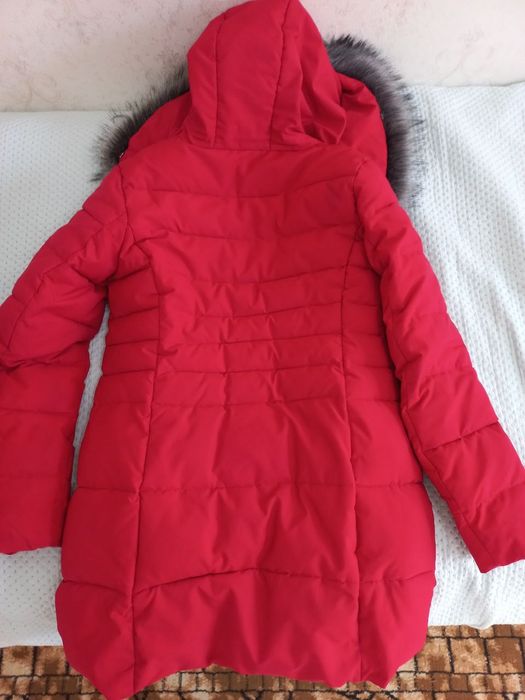 Женская куртка тёплая, в хорошем состоянии.