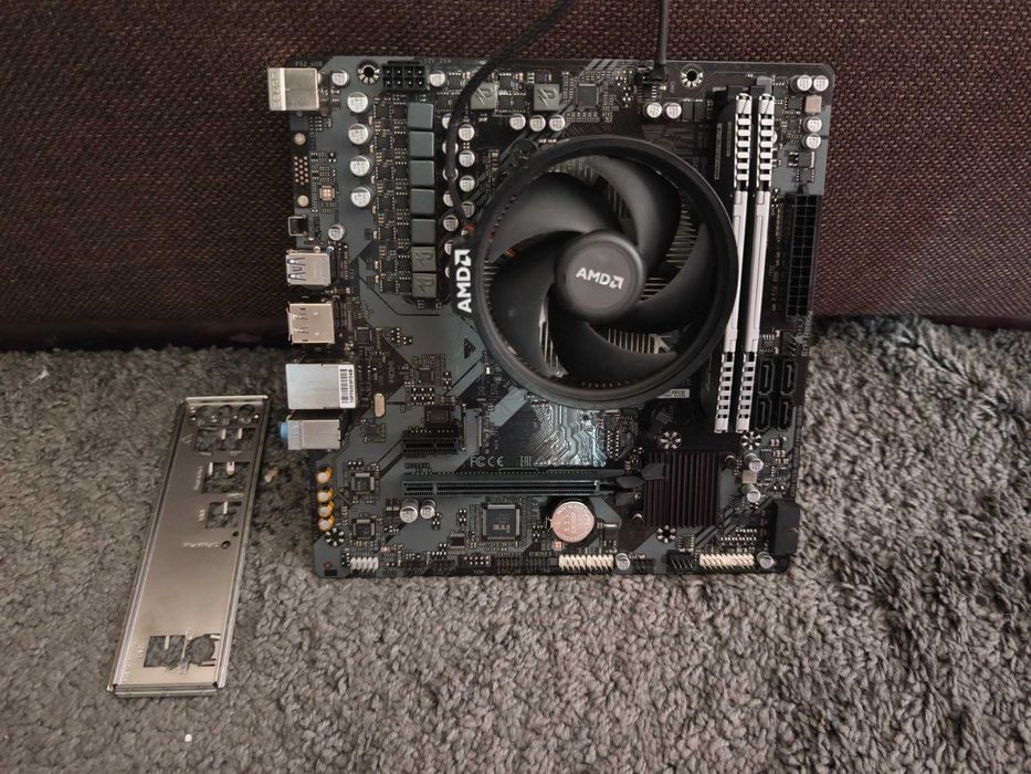 GIGABYTE A620M H socket AM5 + Ryzen 5 8400F 6-Core 4.2GHz + 2x8GB 16GB DDR5 5600MHZ