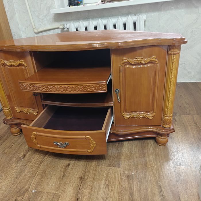 Тумбочка под телевизор деревянная.