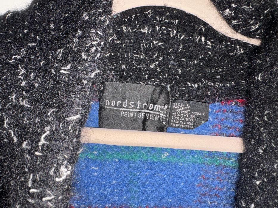 Къса жилетка в многоцветен десен