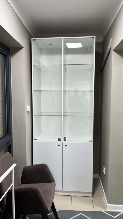 Шкаф со стеклянными дверцами