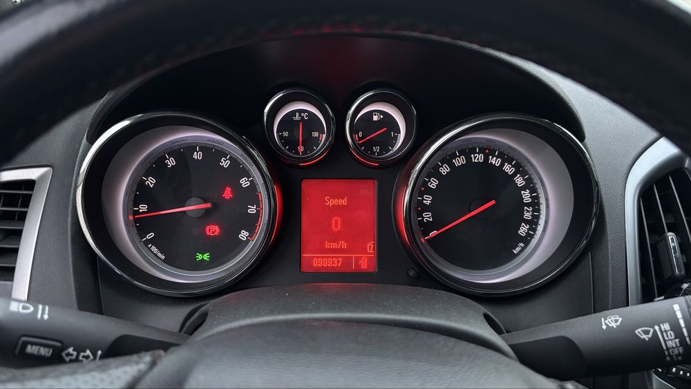 Opel Astra J / 95.000 km / 2015 / Euro 6 / 1.6 benzina + GPL / faruri Bi-Xenon AFL (problema antigel - suspect chiulasa defecta)