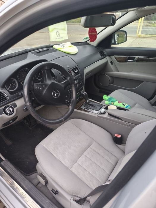 De vânzare Mercedes Benz C320 w204 3 L  224 cai automat  din 2007 cu 284000 km reali dețin raport car vertical