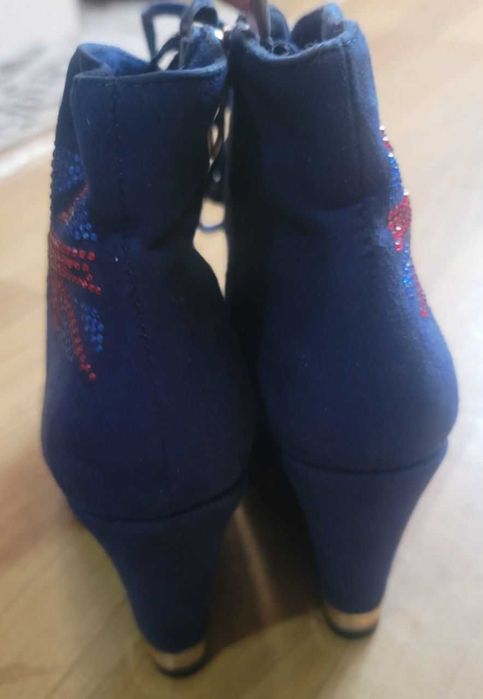 Шикарные ботинки почти не ношены куплены в алмате замш