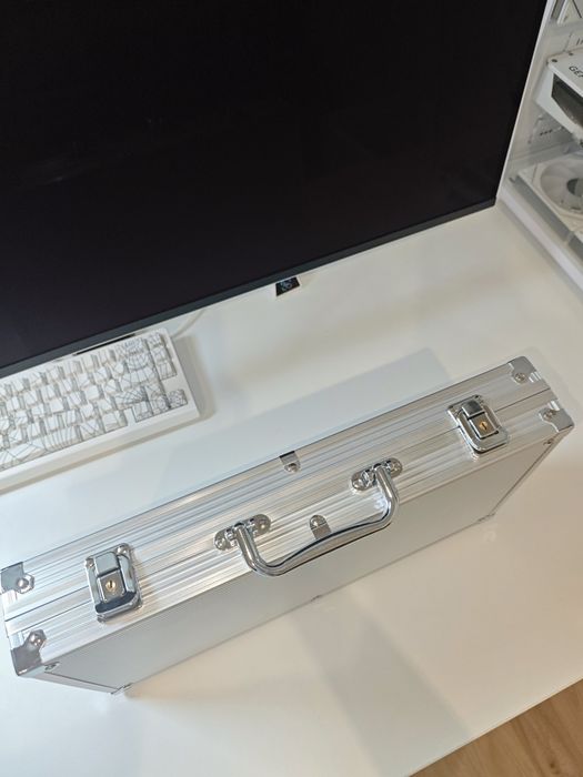 Пълен покер комплект в алуминиев куфар – 300 чипа (нов)