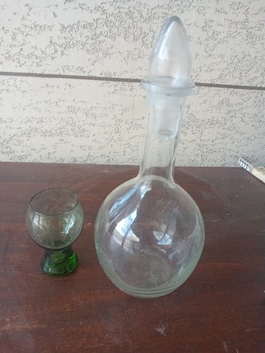 Продаются :  графин 0 ,7 л и рюмки