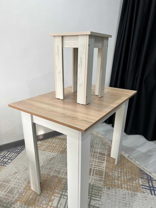 Кухонный стол и табуретки