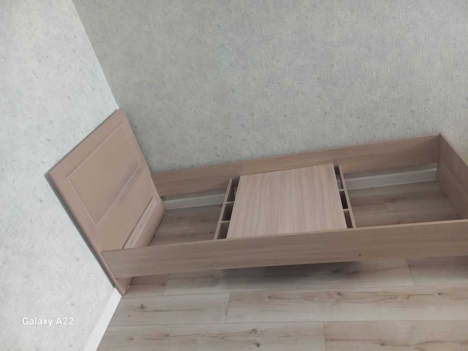 кровать с матрасом