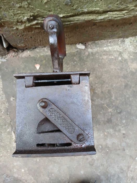 Стара ютия на жар