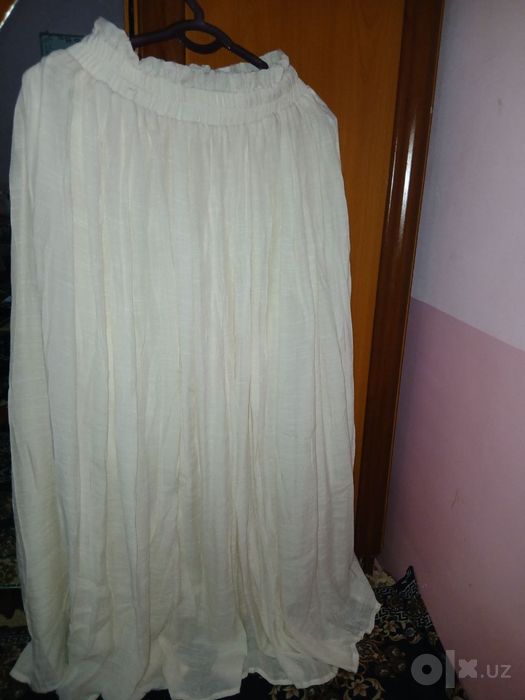 Oq yubka sotiladi