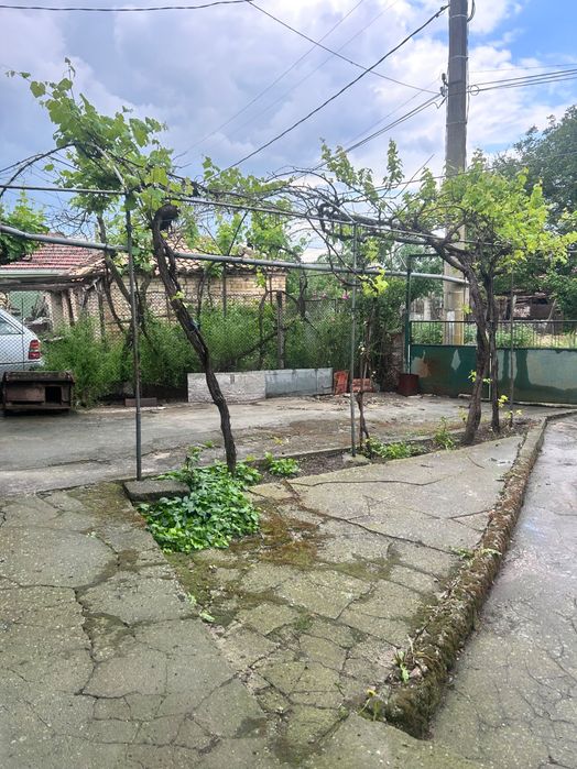 Къща с двор с. Разделна