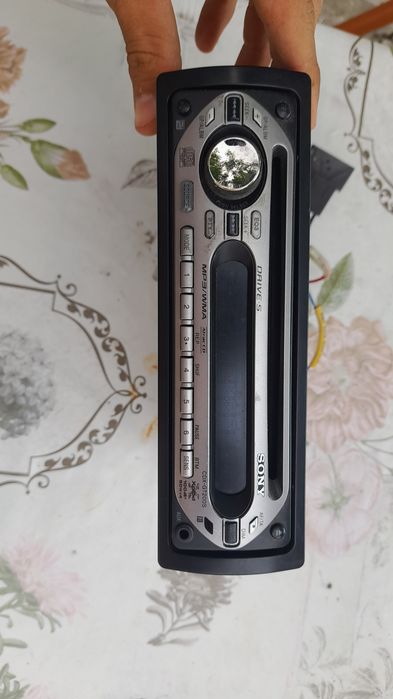 Vând radio Sony.