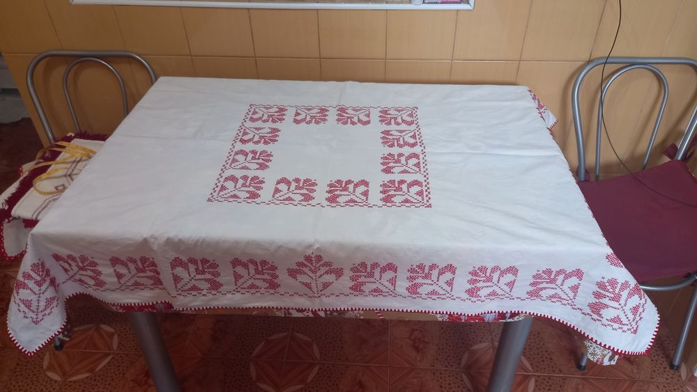 Vand 2 fete de masa superbe cusute manual cu ață roșie cu modele tradi