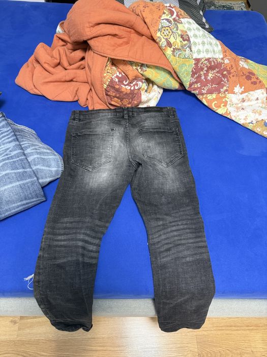 blugi negrii supply and demand