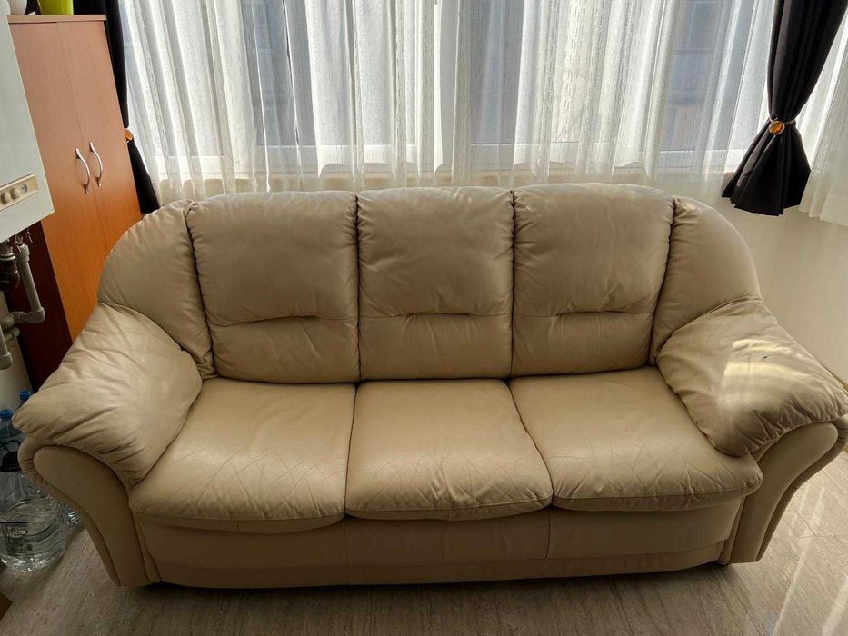 Canapea extensibila din piele, culoare crem.