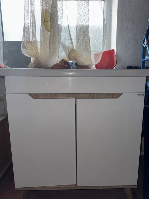 Раковина с полками