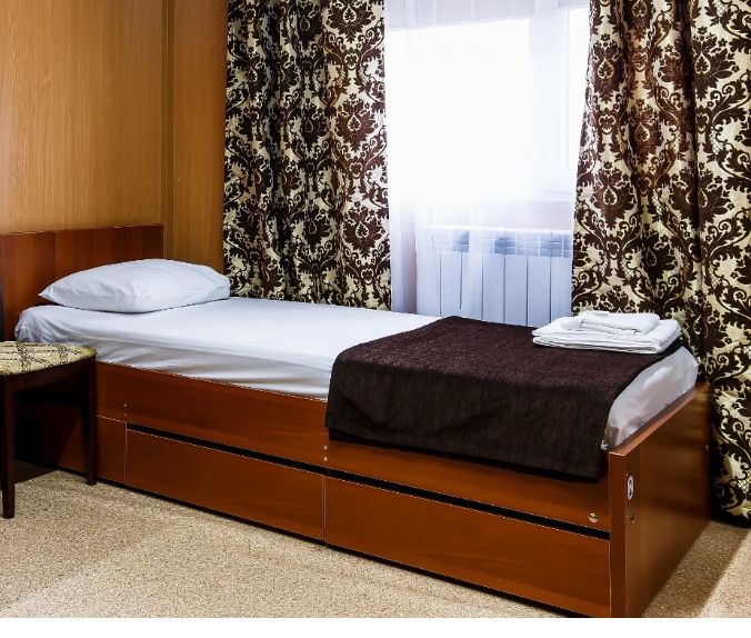 Продаются б/у кровати по 10 000 тг. и  парты по 2000 тг!