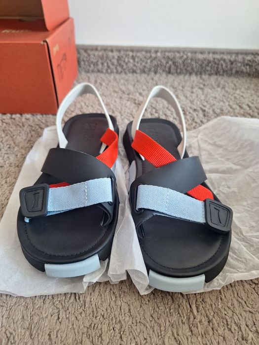 Продавам оригинални дамски сандали Caper