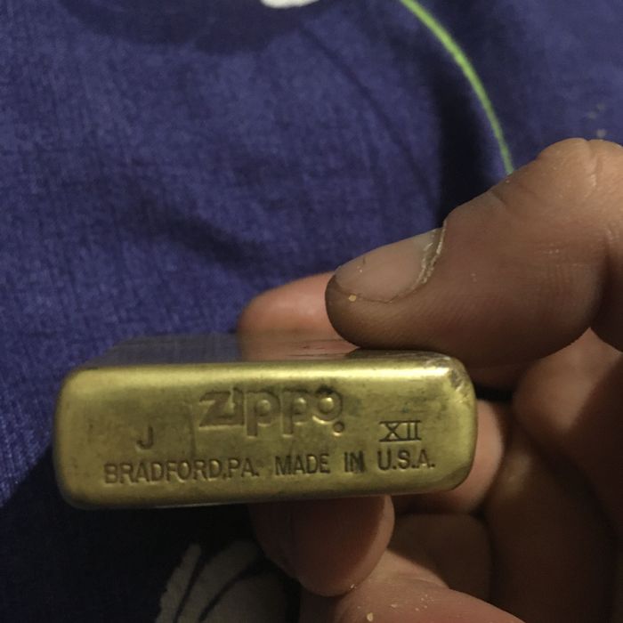 Se vinde in special pentru colecționari zippo gold, bradford,Pa. 12, j