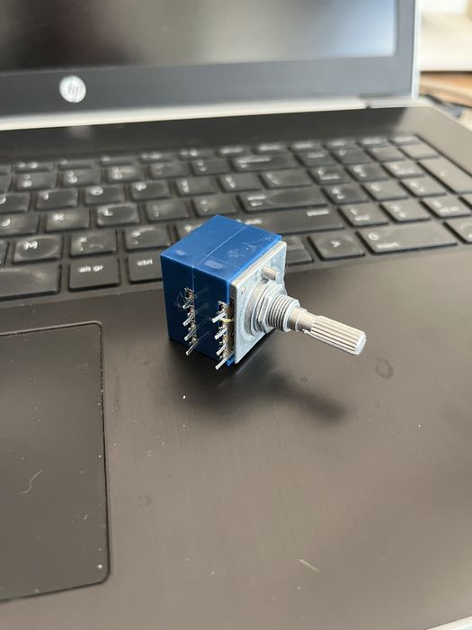 Potentiometru pentru volum Alps 100kohmi stereo, logaritmic, cu loud