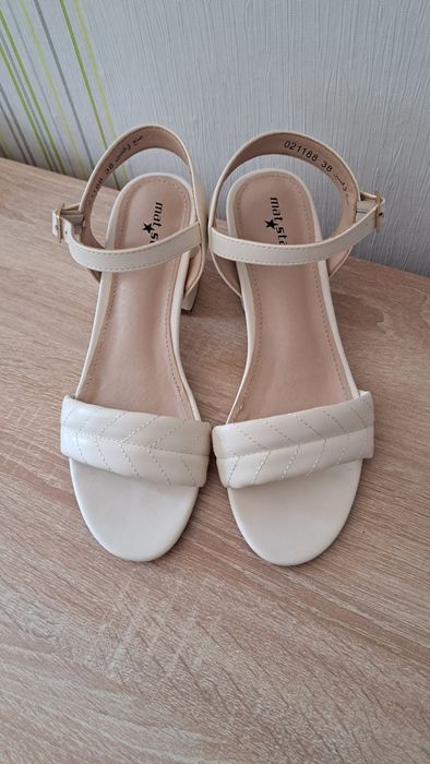 Бежови обувки на ток 38 номер