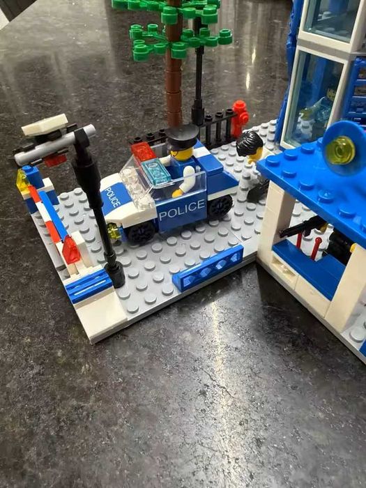 Set tip Lego Metropolitan Police cu 760 piese si 10 figurine