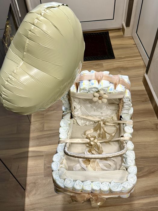 Ръчно изработена подаръчна кошница от памперси за новородено бебе