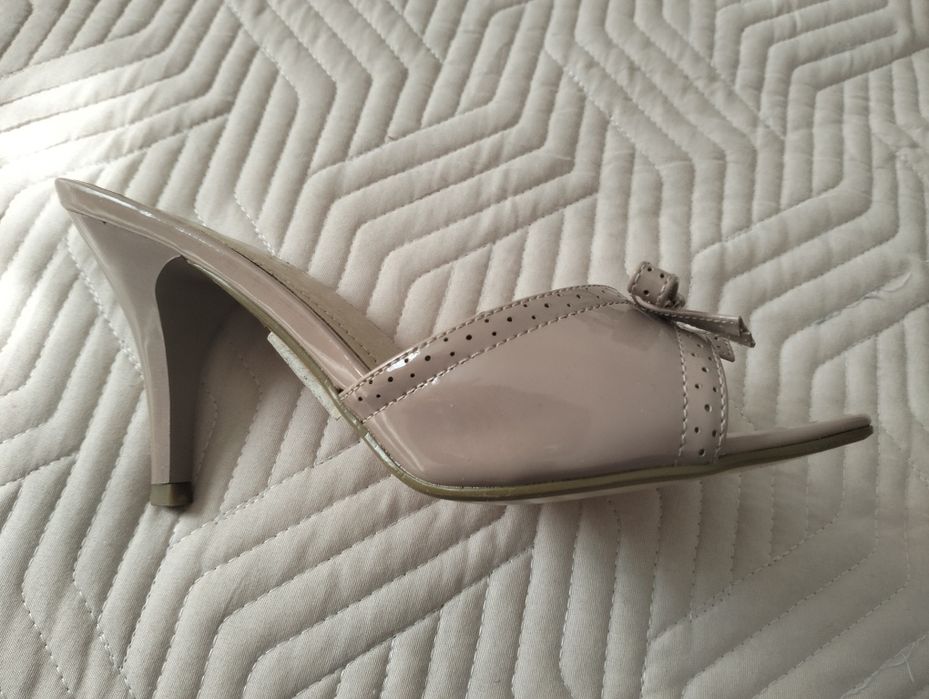 Босоножки лаковые