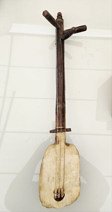 Instrument muzical tradițional Gnawa – Guembri (Sintir / Hajhuj)