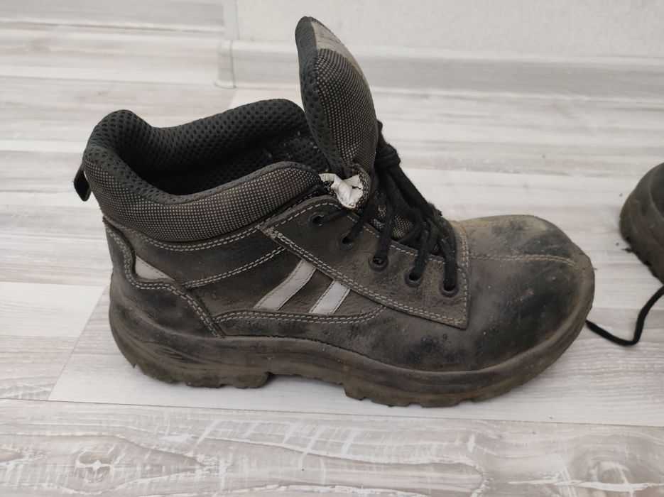 Ботинка( басында темир бар)