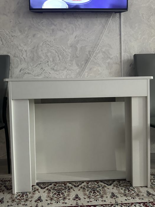 Красивый белый стол для гостей