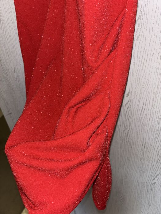 Дамска червена рокля с блестящи частици