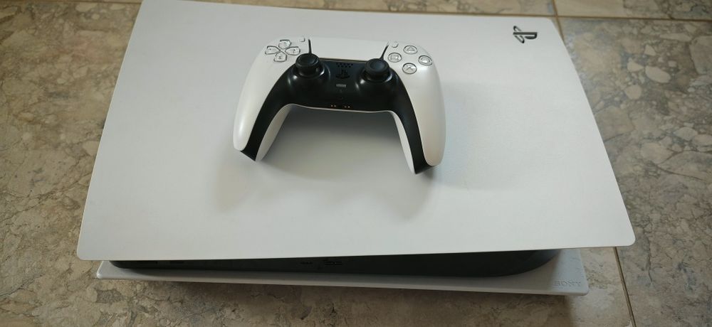 Vând PlayStation 5 PS5 Disc Edition + Controller DualSense Hall Effect – Stare foarte bună jocurile sunt separat
