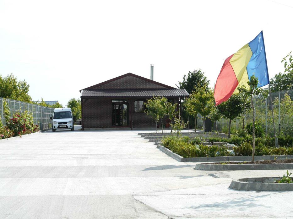 Vând hala de producție si spațiu comercial