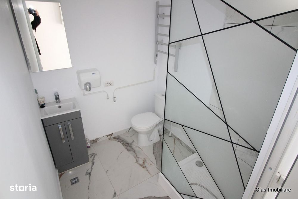 Spatiu Comercial Cladire pe colt cu 2 intrari si locuri de parcare !!