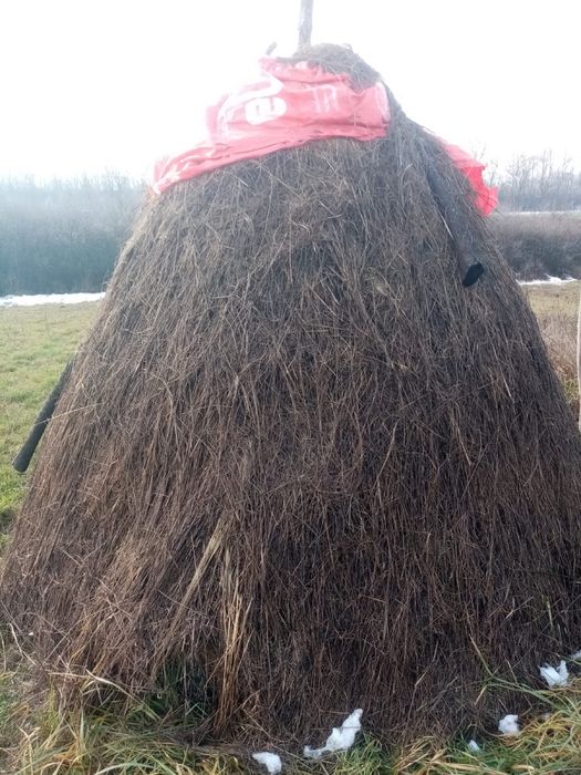 Vand 2 clăi de fân.