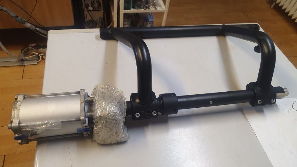 Mecanism pneumatic de inchidere usa bus