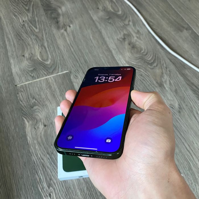 iPhone 13 с наушниками