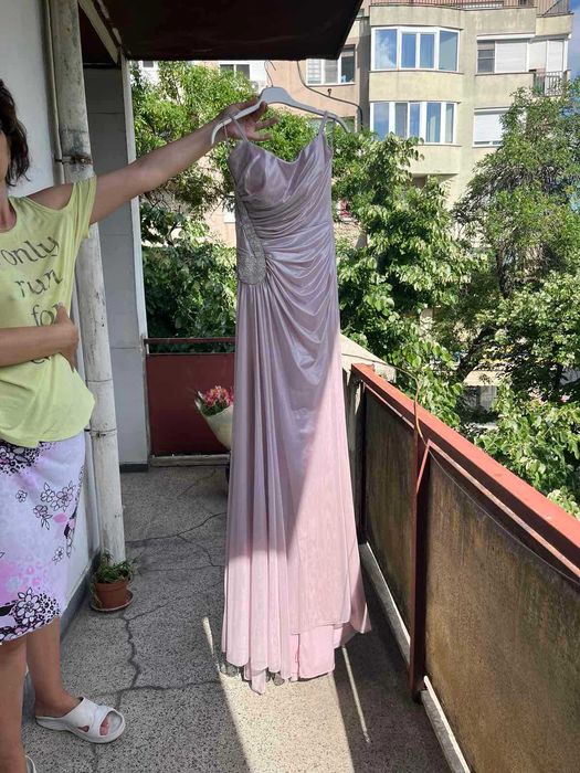 Абитуриентска официална дълга рокля в цвят пудра