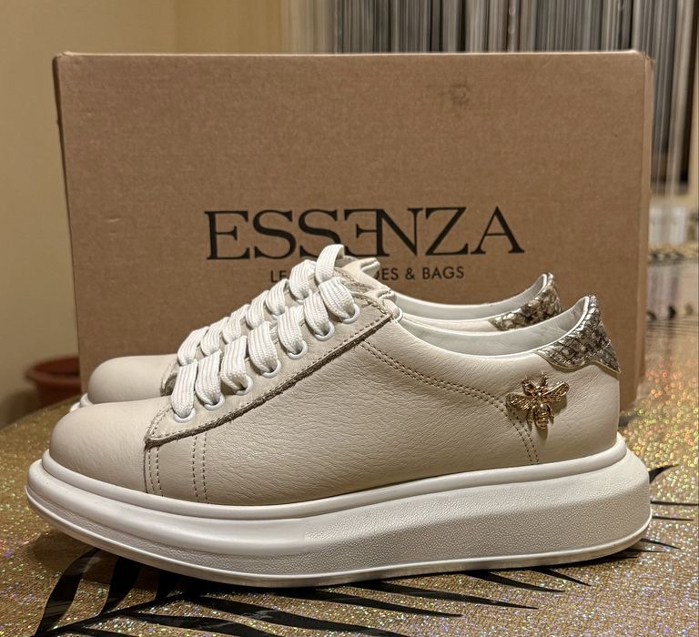 Adidasi essenza  pret 650 negociabil