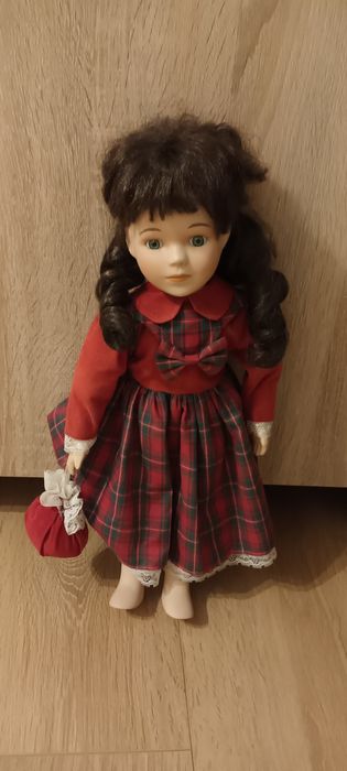 Vând papusa de portelan