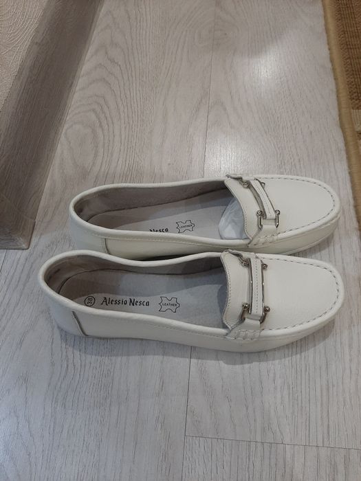 Лоферы женские белые