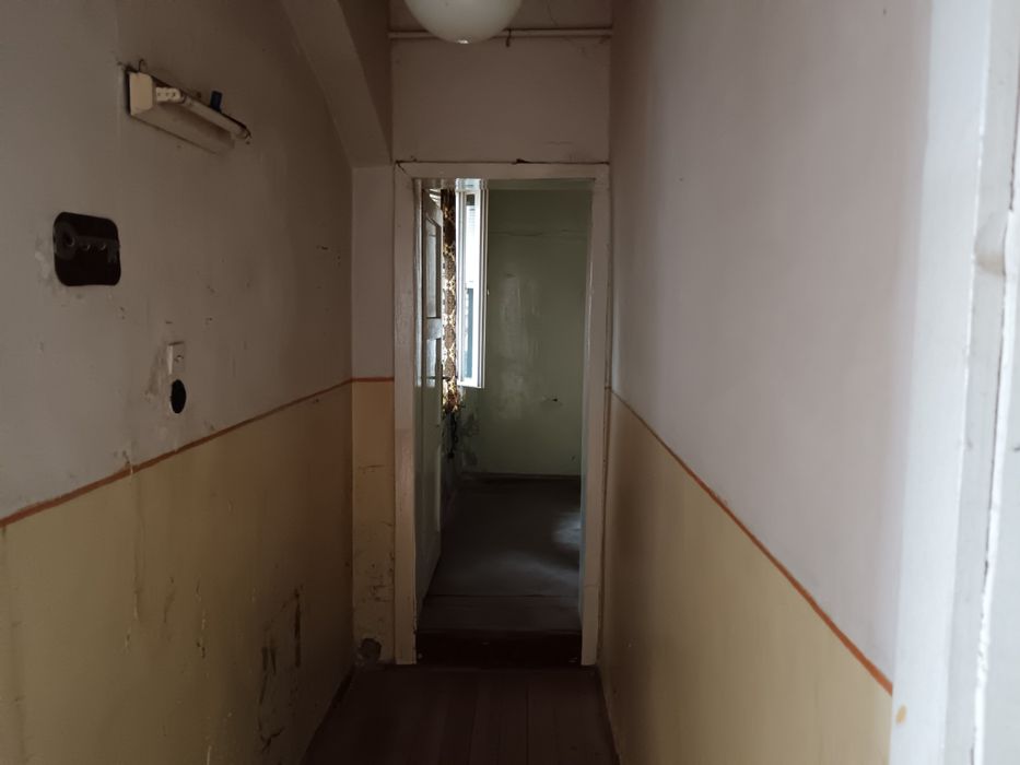 Vând garsoniera la curte